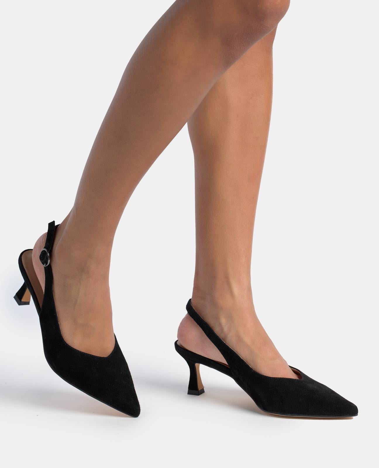 SCHUHE MIT KITTEN-ABSATZ