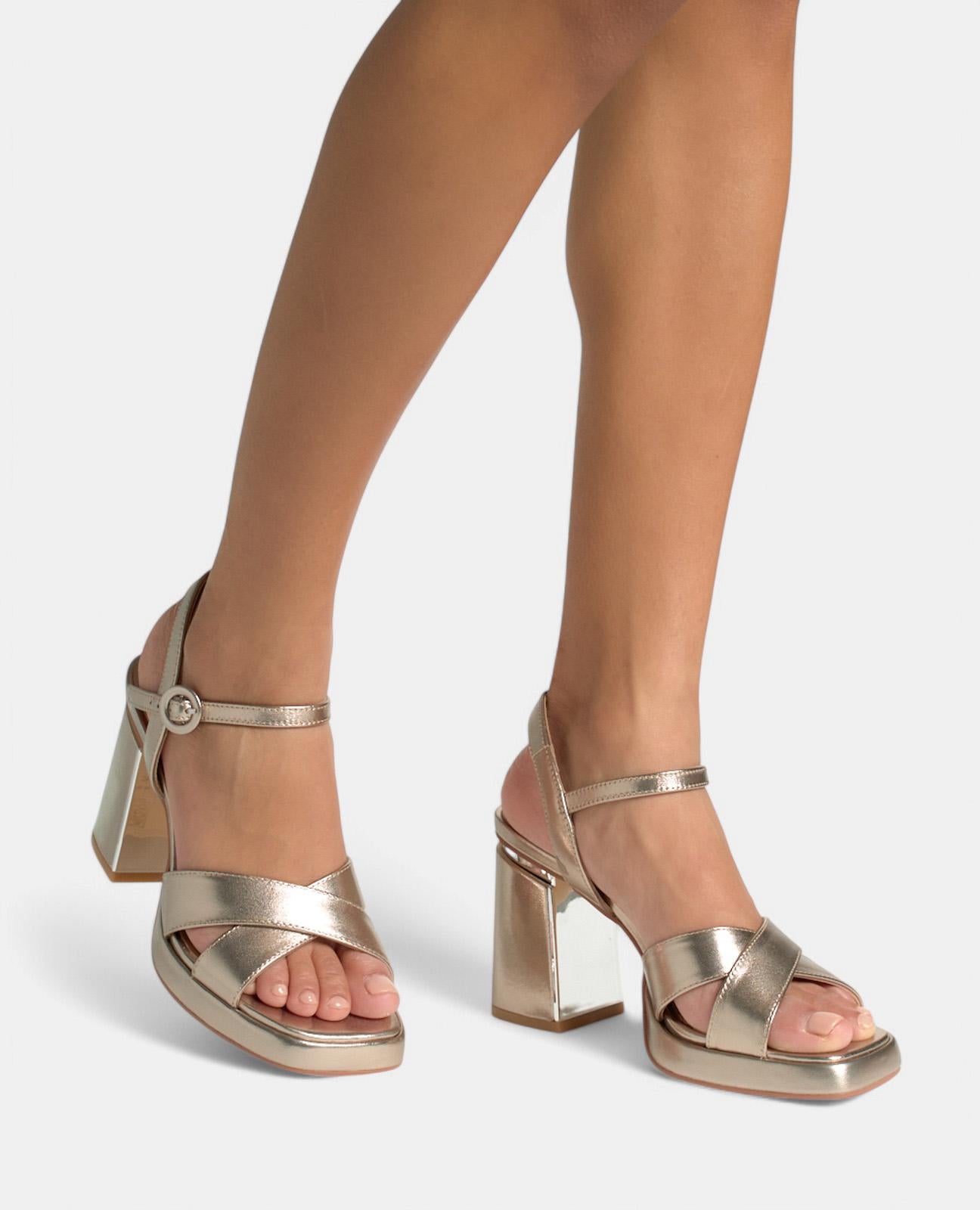 SANDALE MIT GEKREUZTEN SCHNALLENRIEMEN