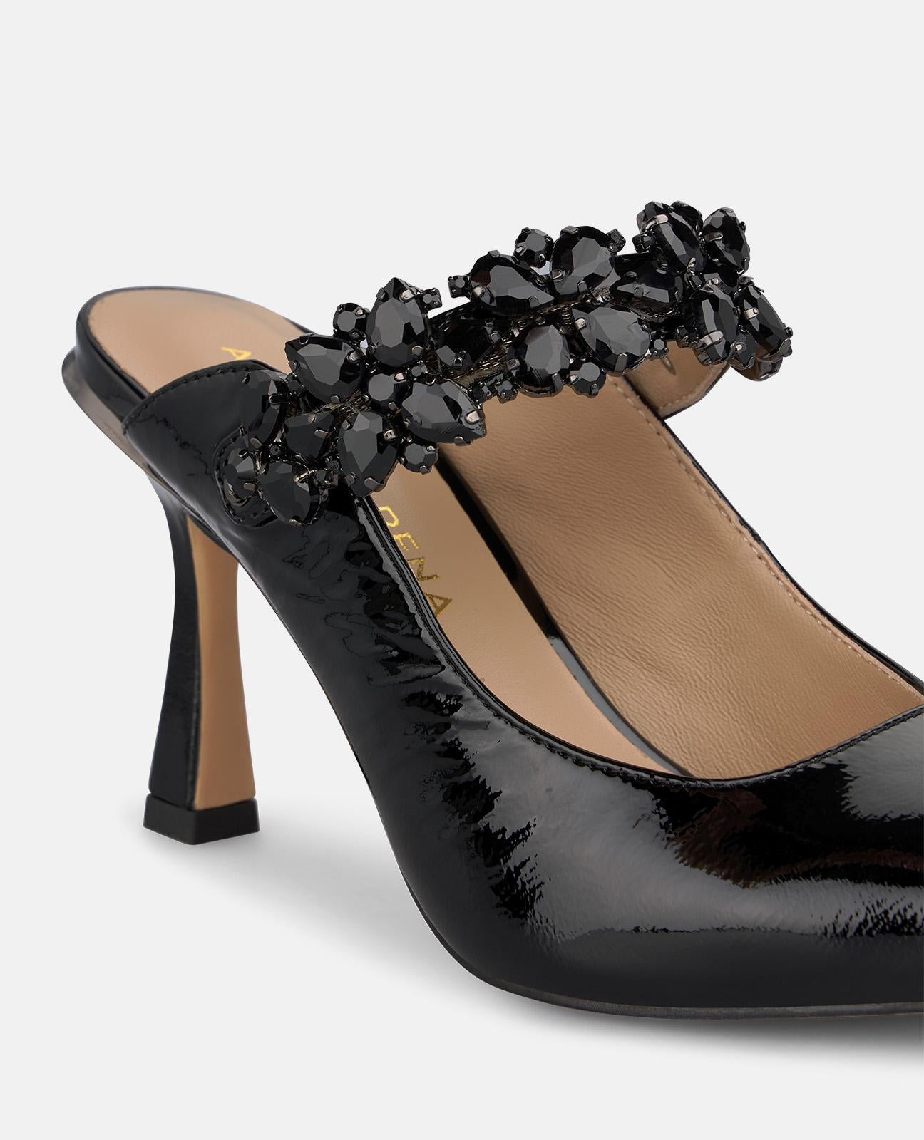 ZAPATO DE TACÓN DESTALONADO DE CHAROL