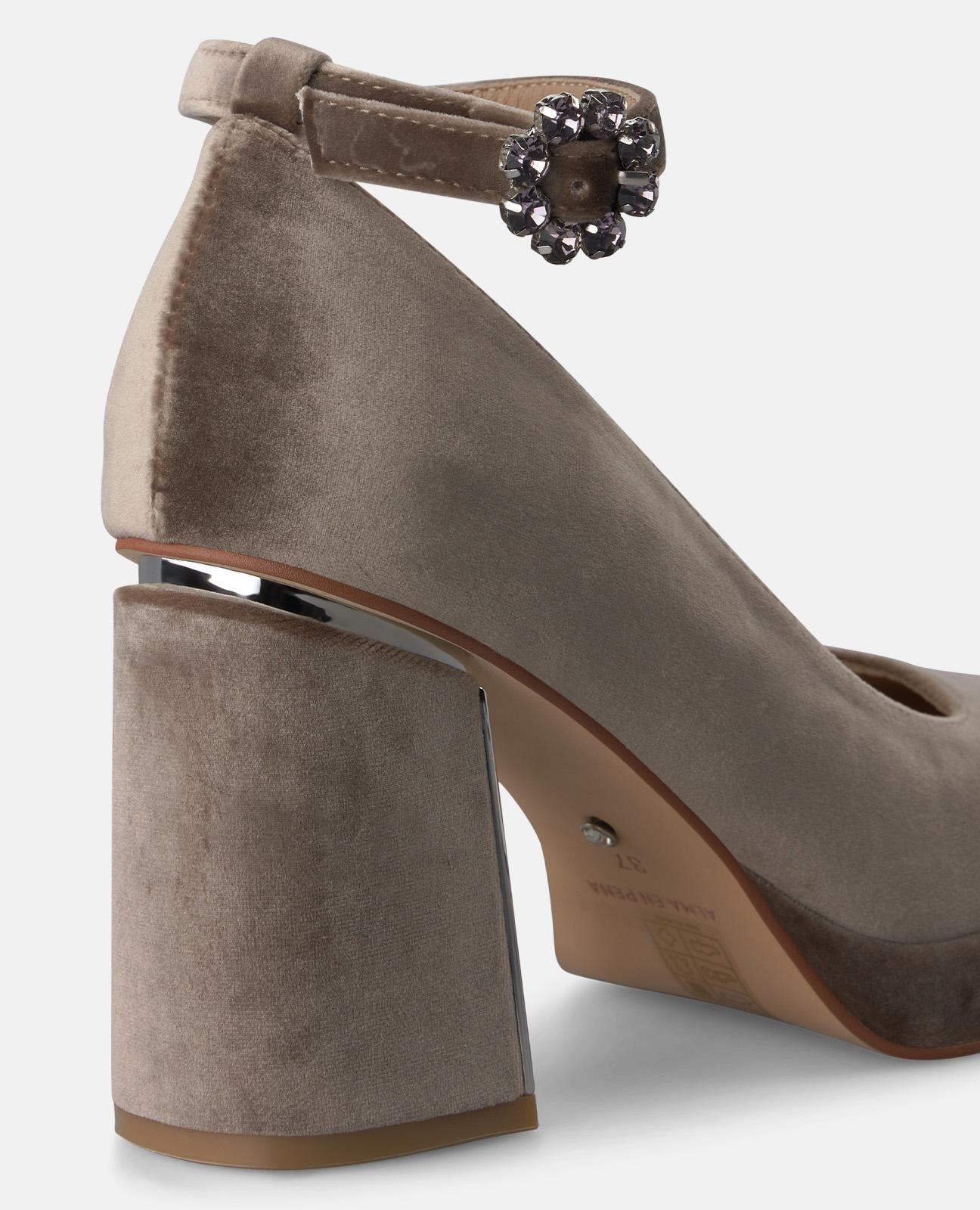 ZAPATO TACÓN ANTE CON CIERRE DE PULSERA