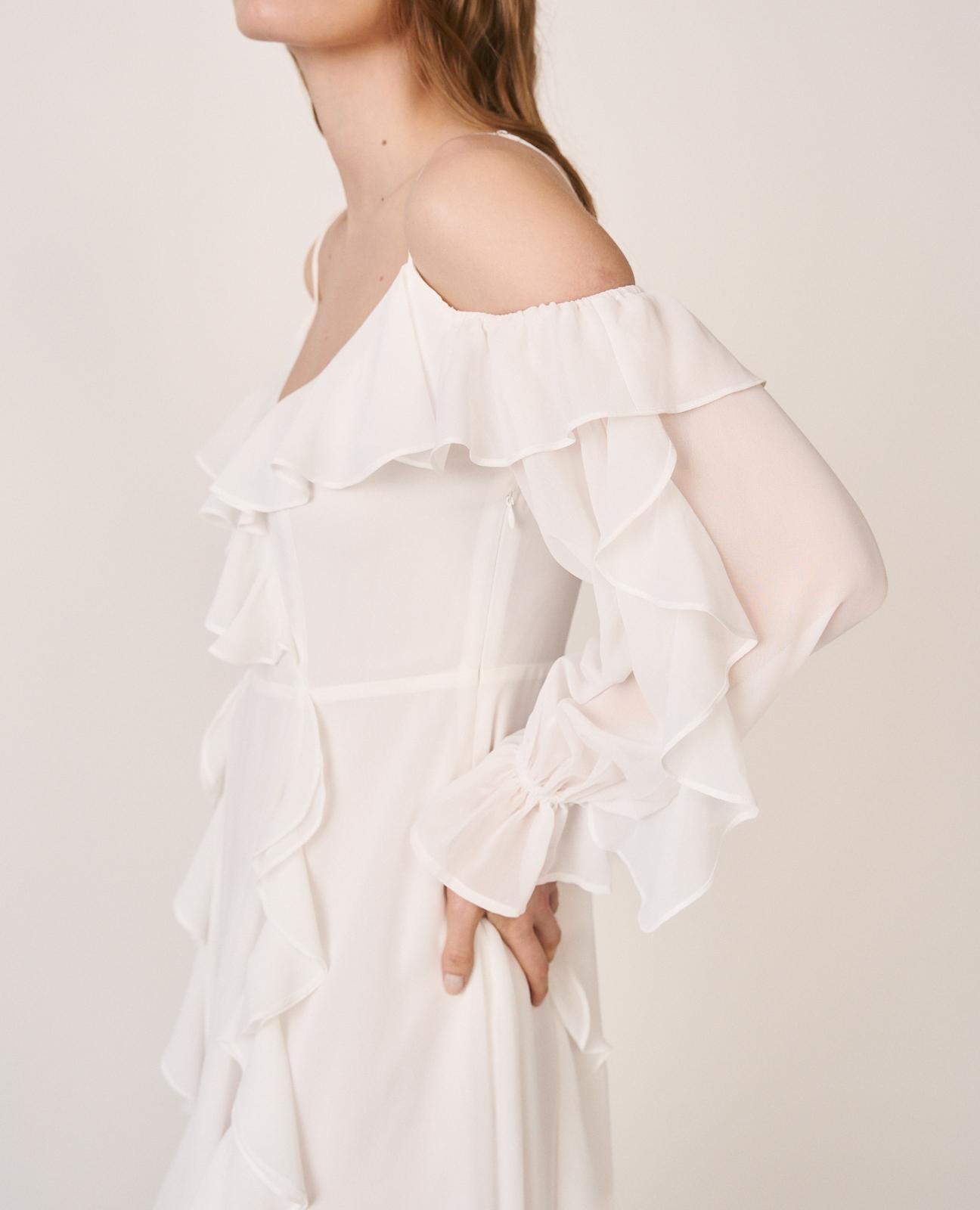 VESTIDO MÉDIO COM MANGAS LONGAS