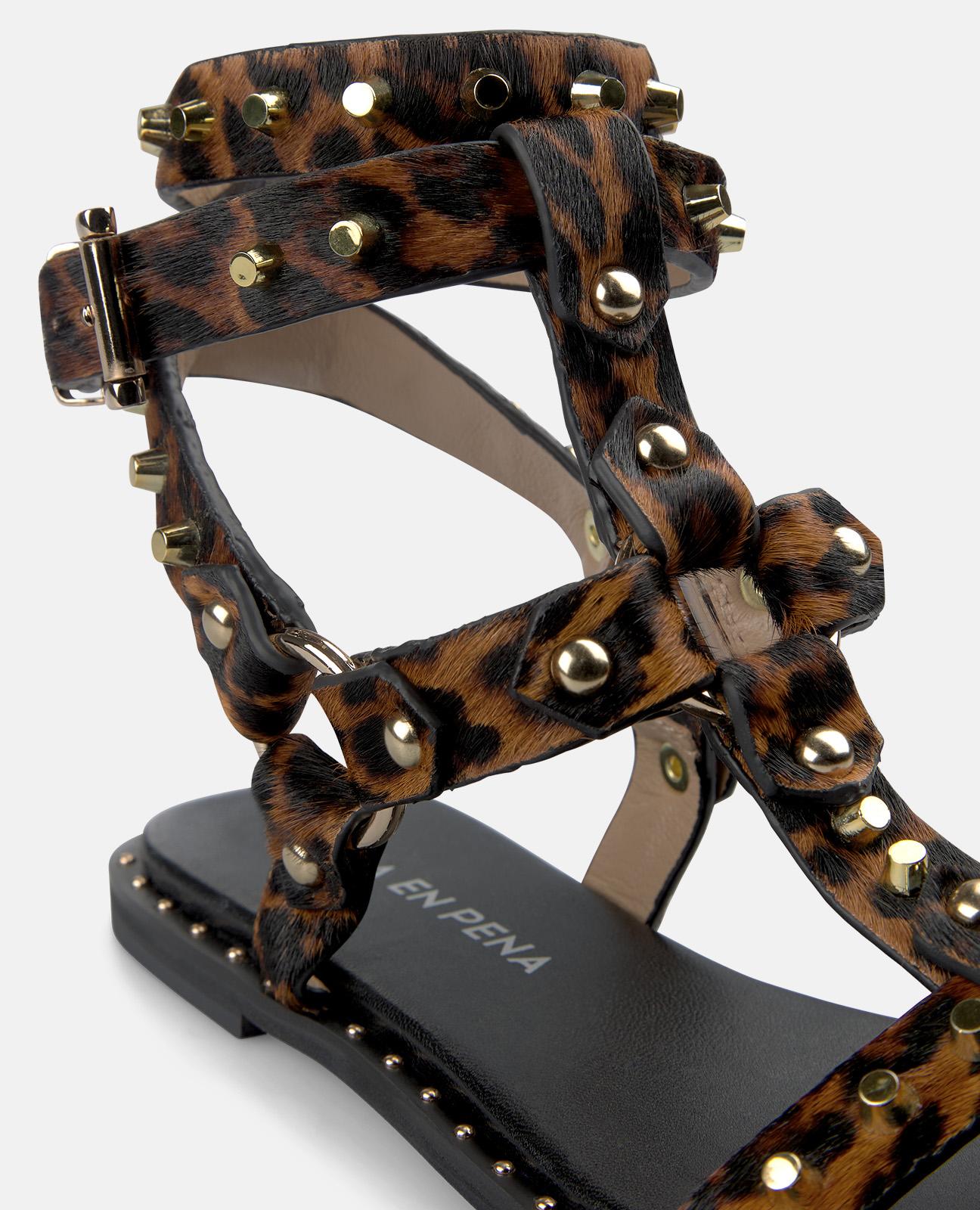 SANDÁLIA ESTILO GREGO COM TACHAS