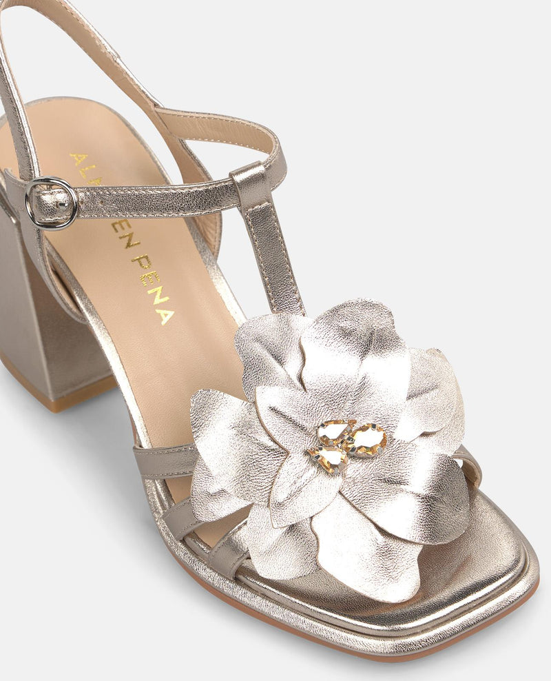 METALLIC SANDAL WITH FLOWER DETAIL