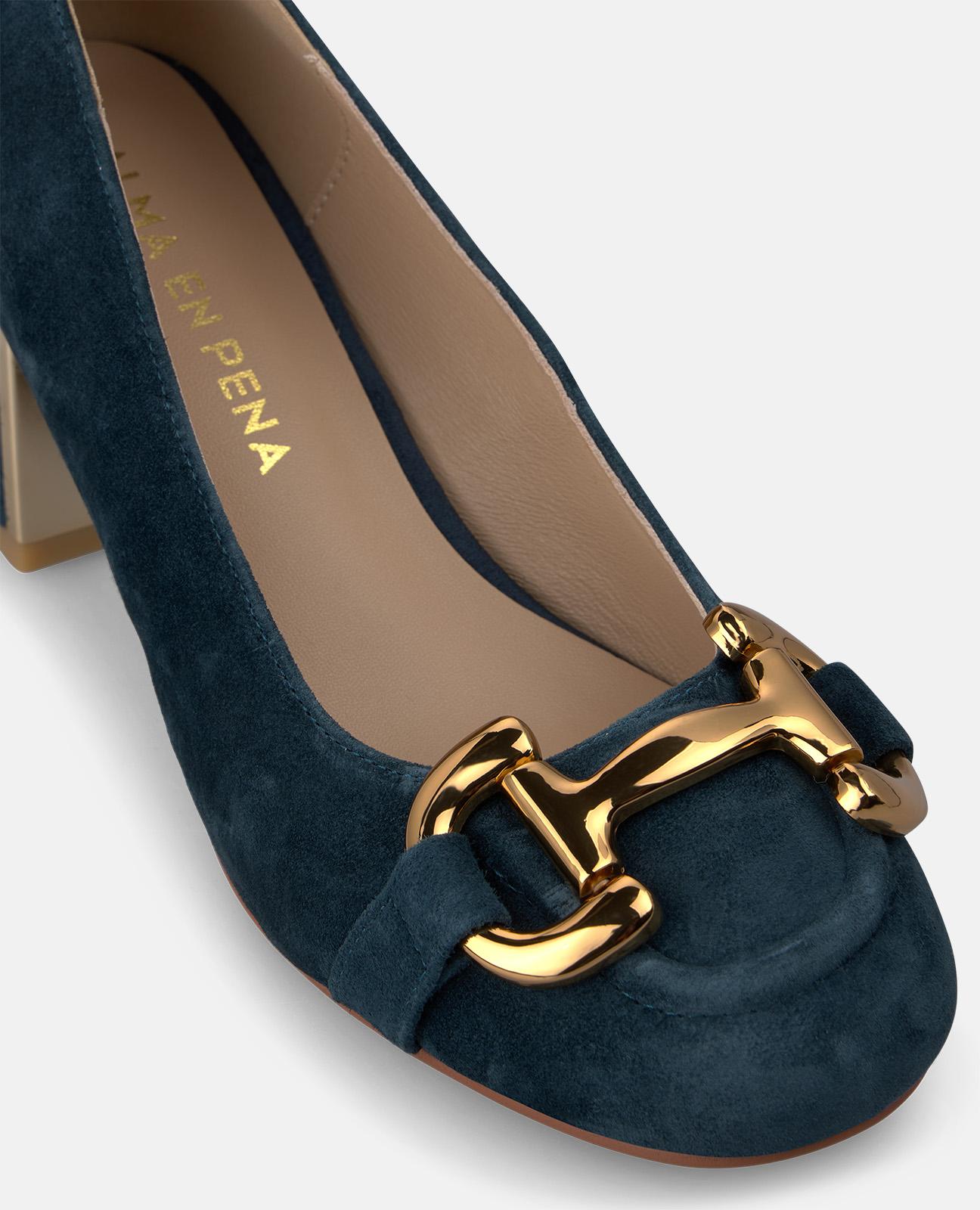 ZAPATO DE ANTE CON ADORNO METÁLICO