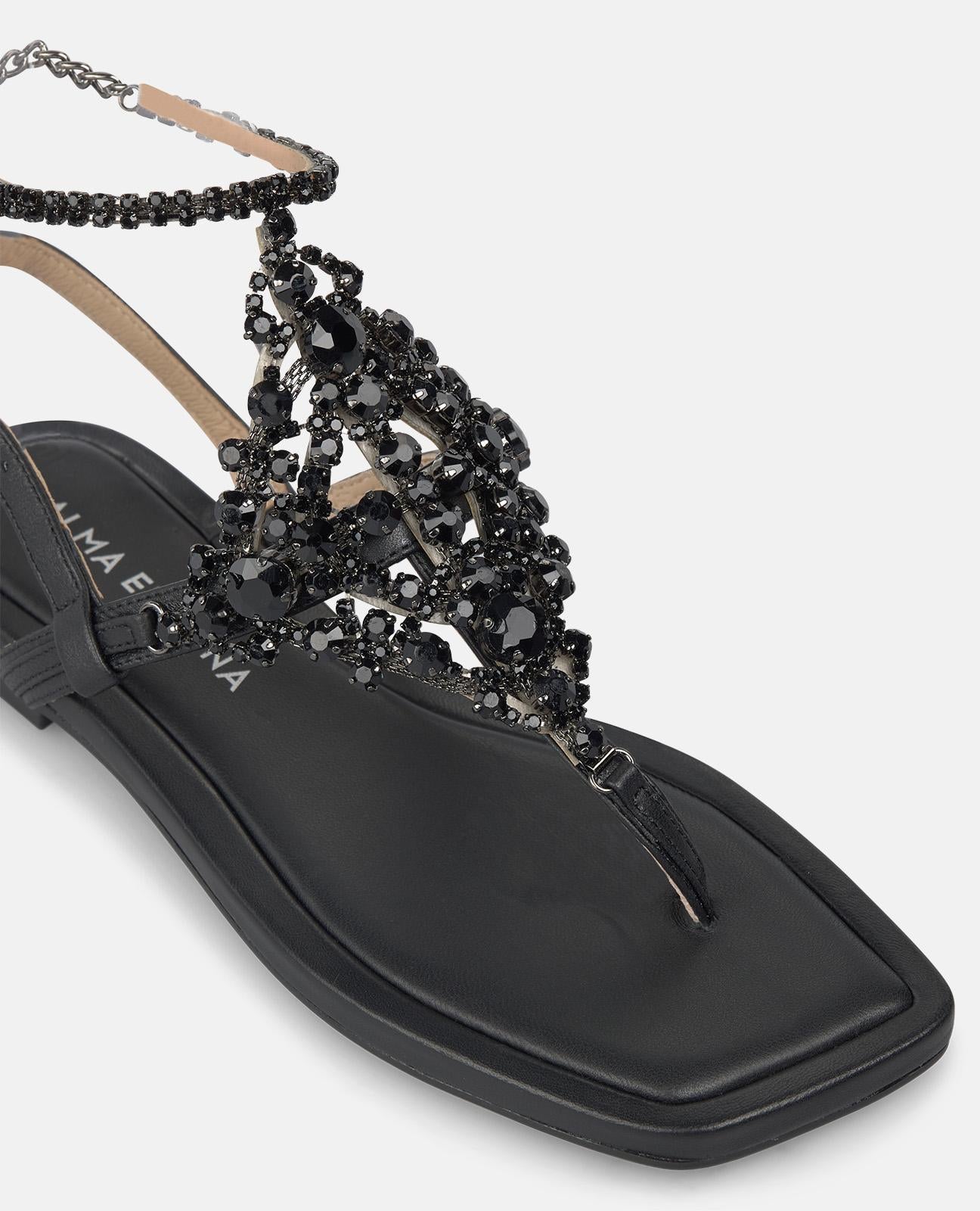 SANDALIA PLANA CON ADORNO EN NAPA