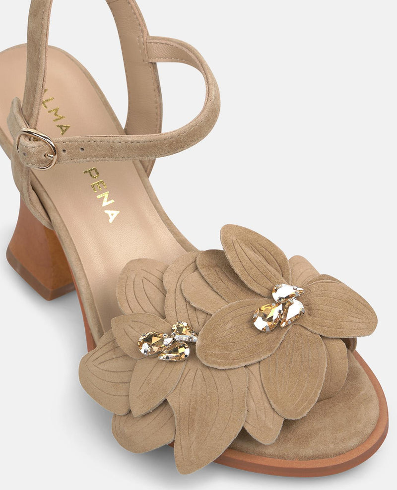 SANDÁLIA COM DETALHE DE FLOR E SALTO DE MADEIRA