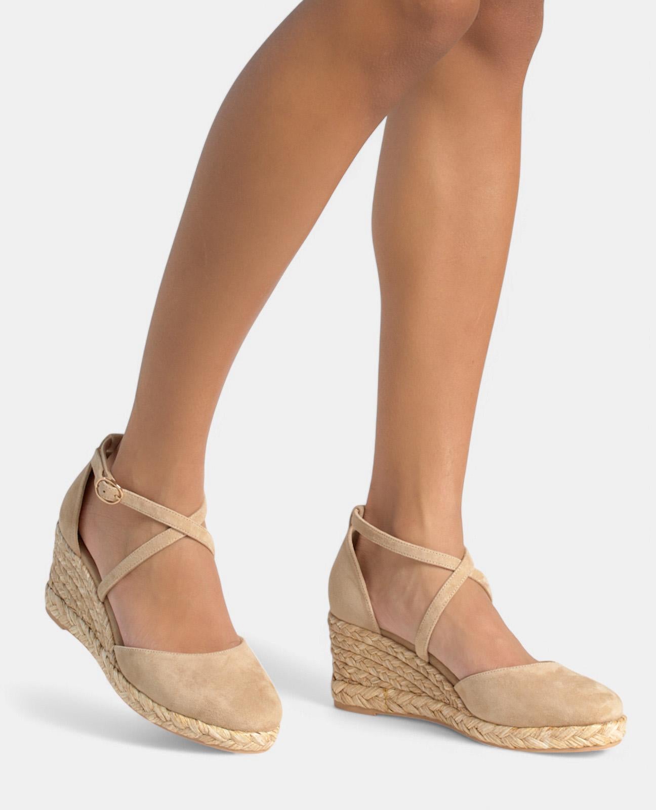 WEDGE SHOE WITH CROSSED STRAPS