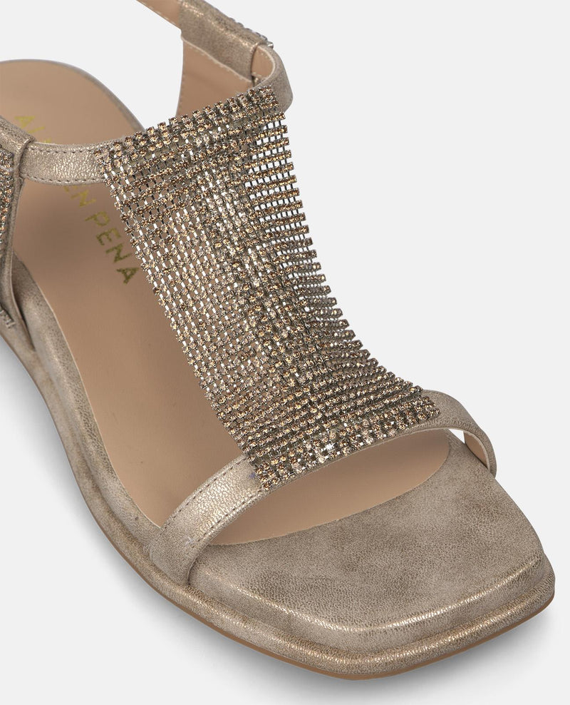 SANDALIA DE CUÑA BAJA CON ADORNO FRONTAL