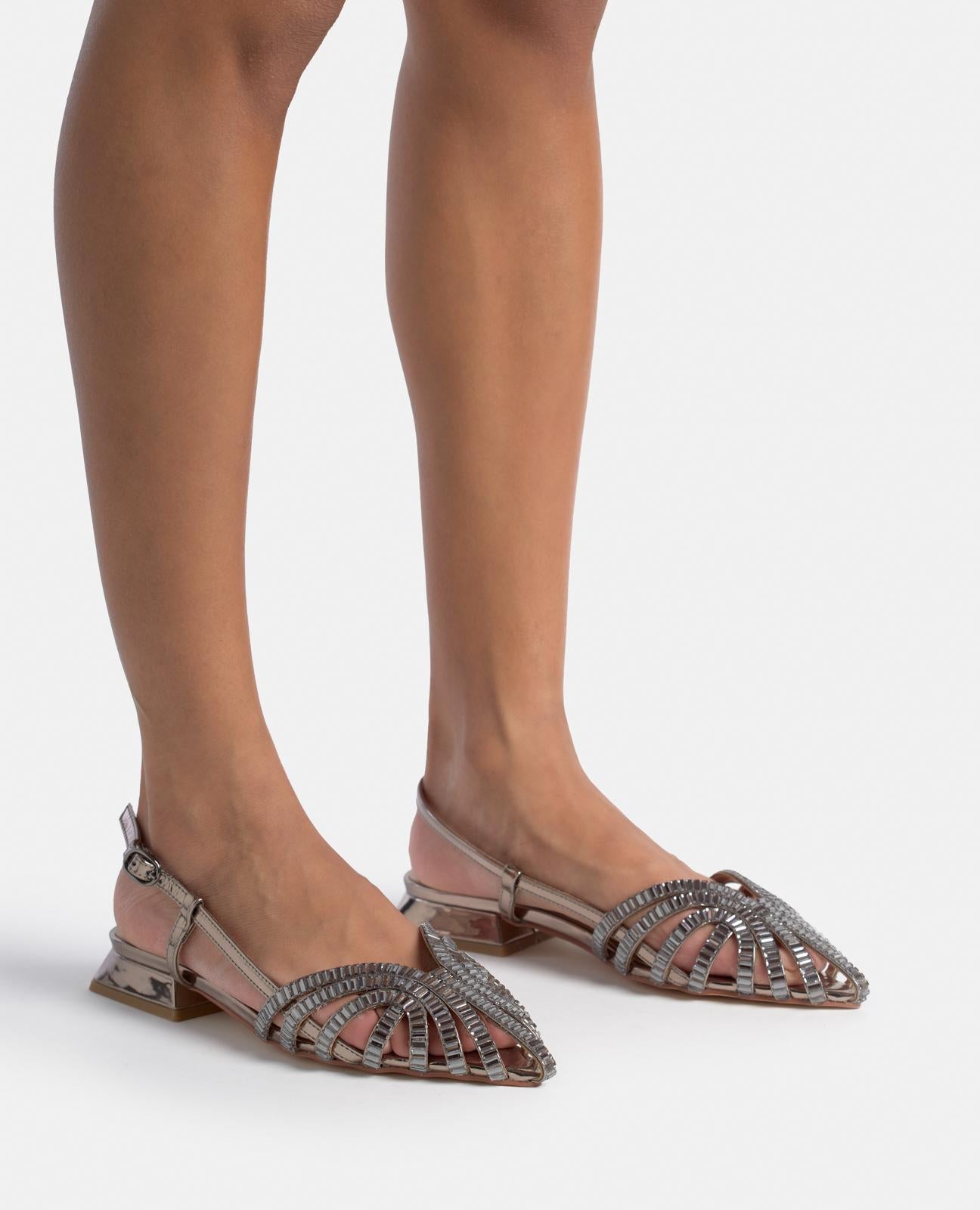 STRASSBESETZTE CLOGS