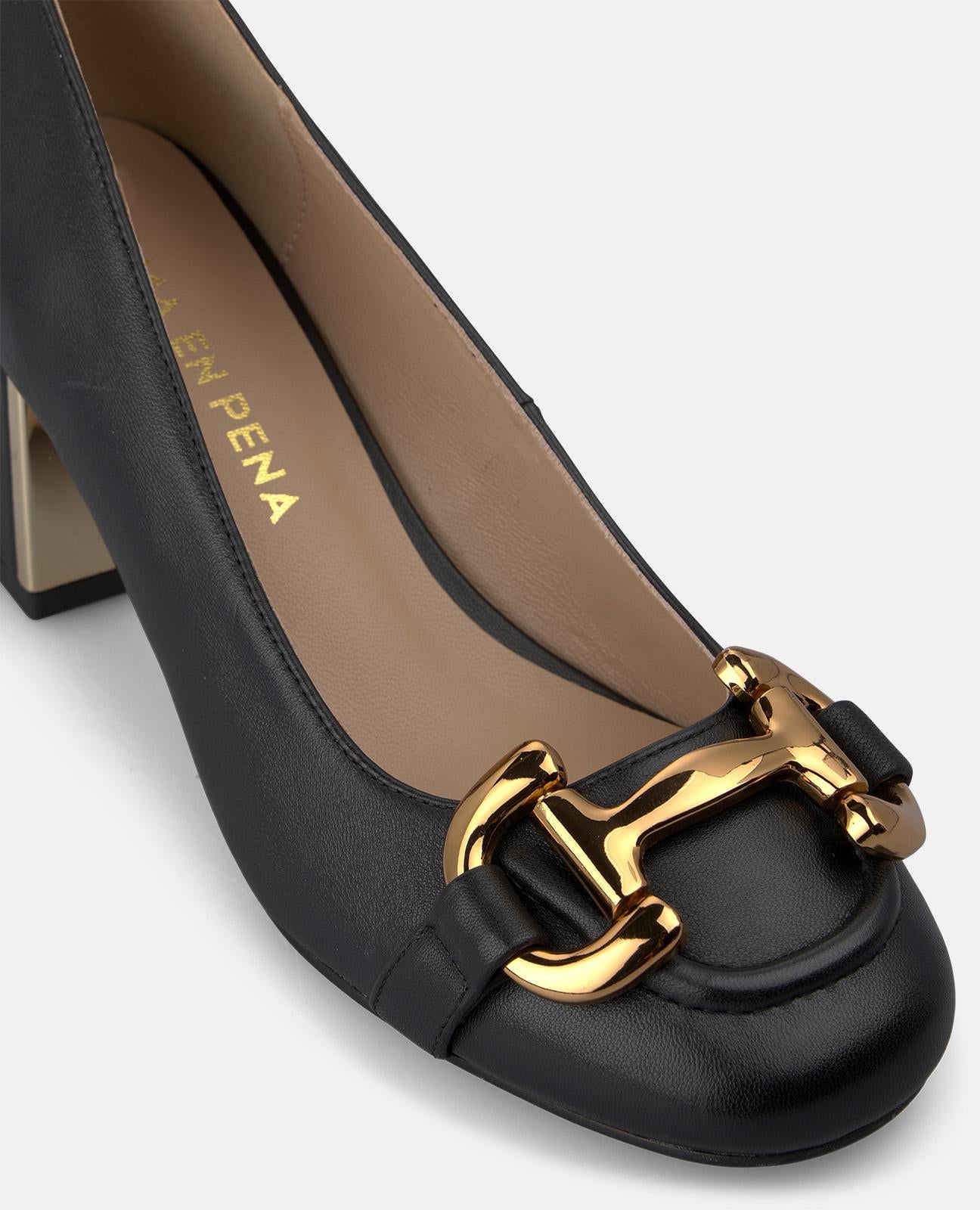 ZAPATO DE NAPA CON ADORNO METÁLICO