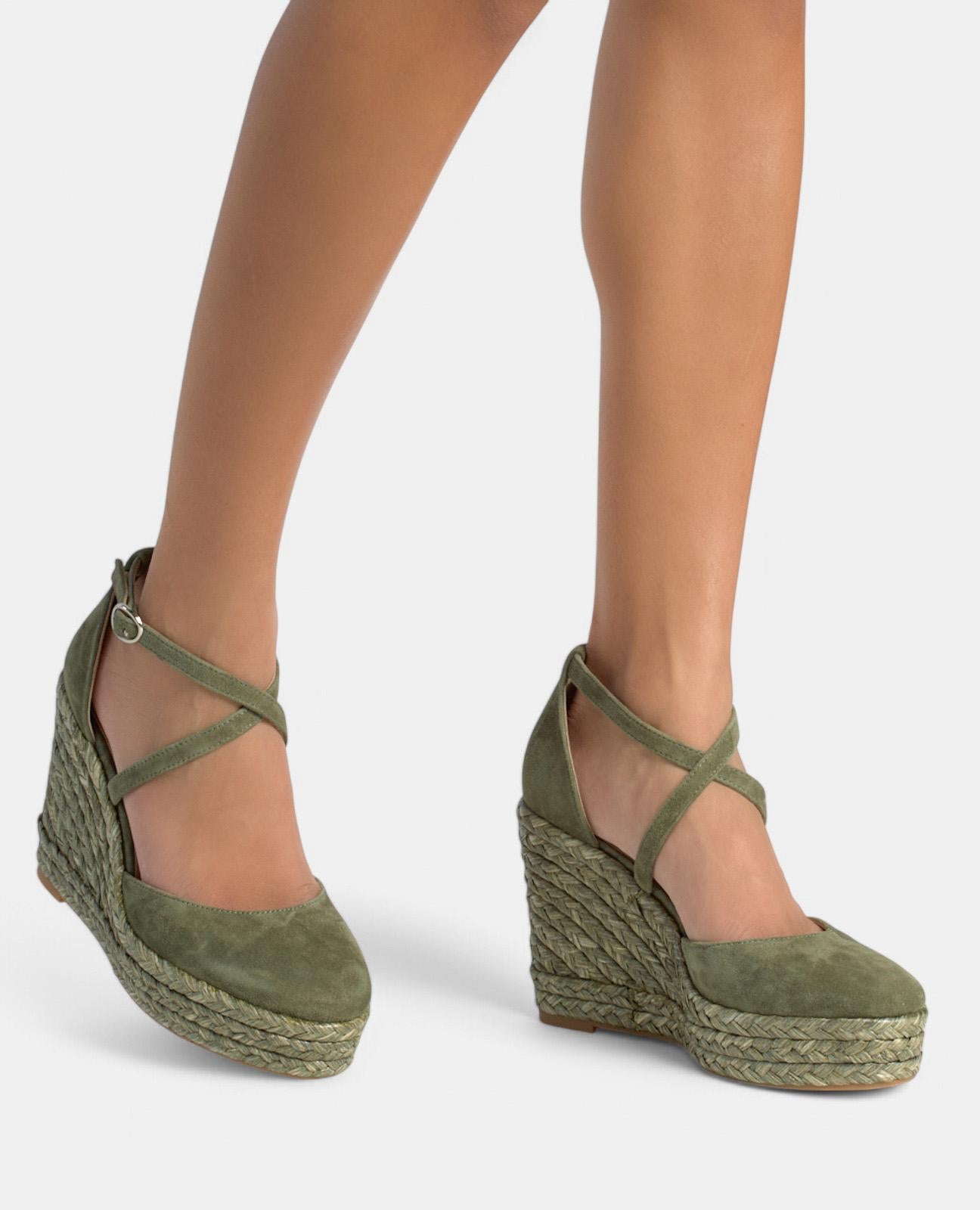 HIGH WEDGE WITH CROSSED STRAPS
