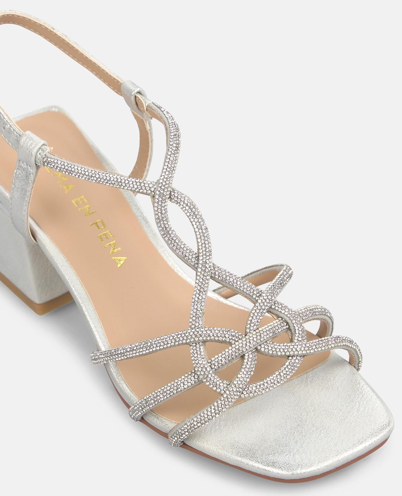 SANDALIA DE TACON MEDIO EN T TIRAS ENTRELAZADAS