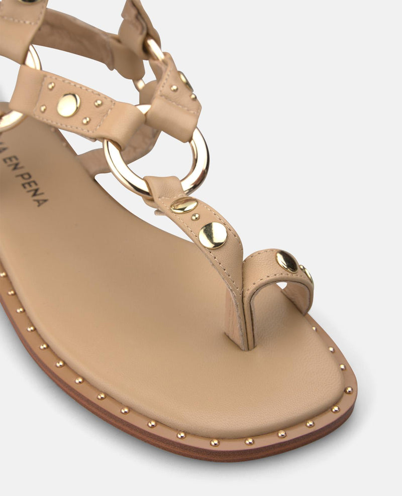 SANDALIA CON TACHUELAS