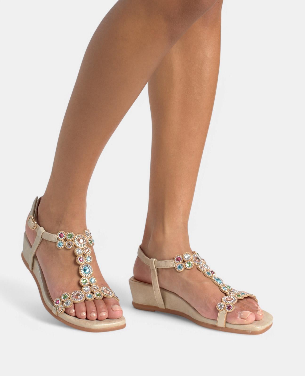 SANDALIA CON TACÓN DETALLES