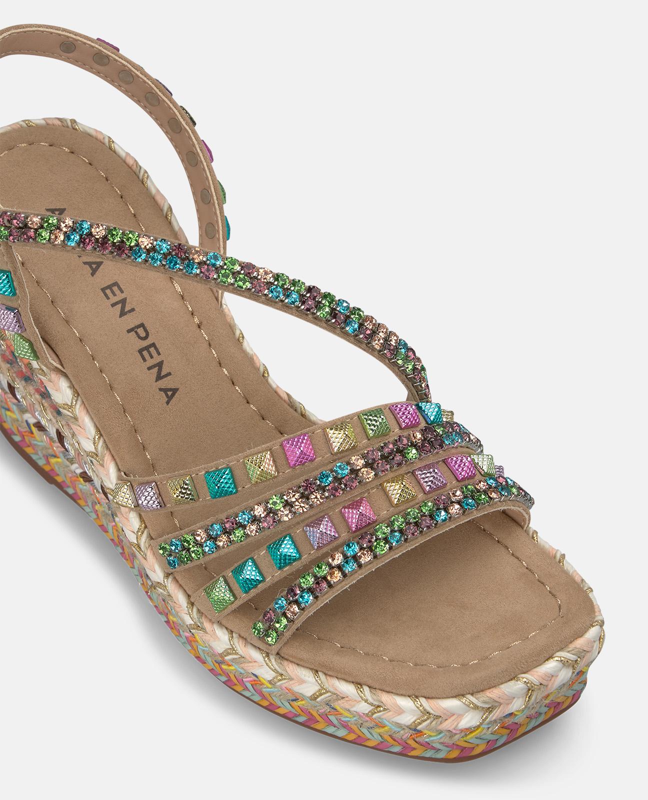 SANDALIA PLATAFORMA ESPARTO CON TRIPLE TIRA CON TACHAS