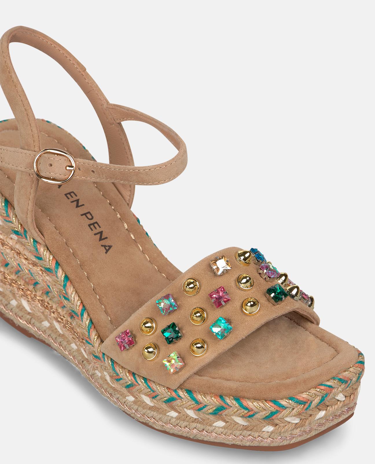 SANDALIA DE ESPARTO CON PEDRERIA EN LA CUÑA