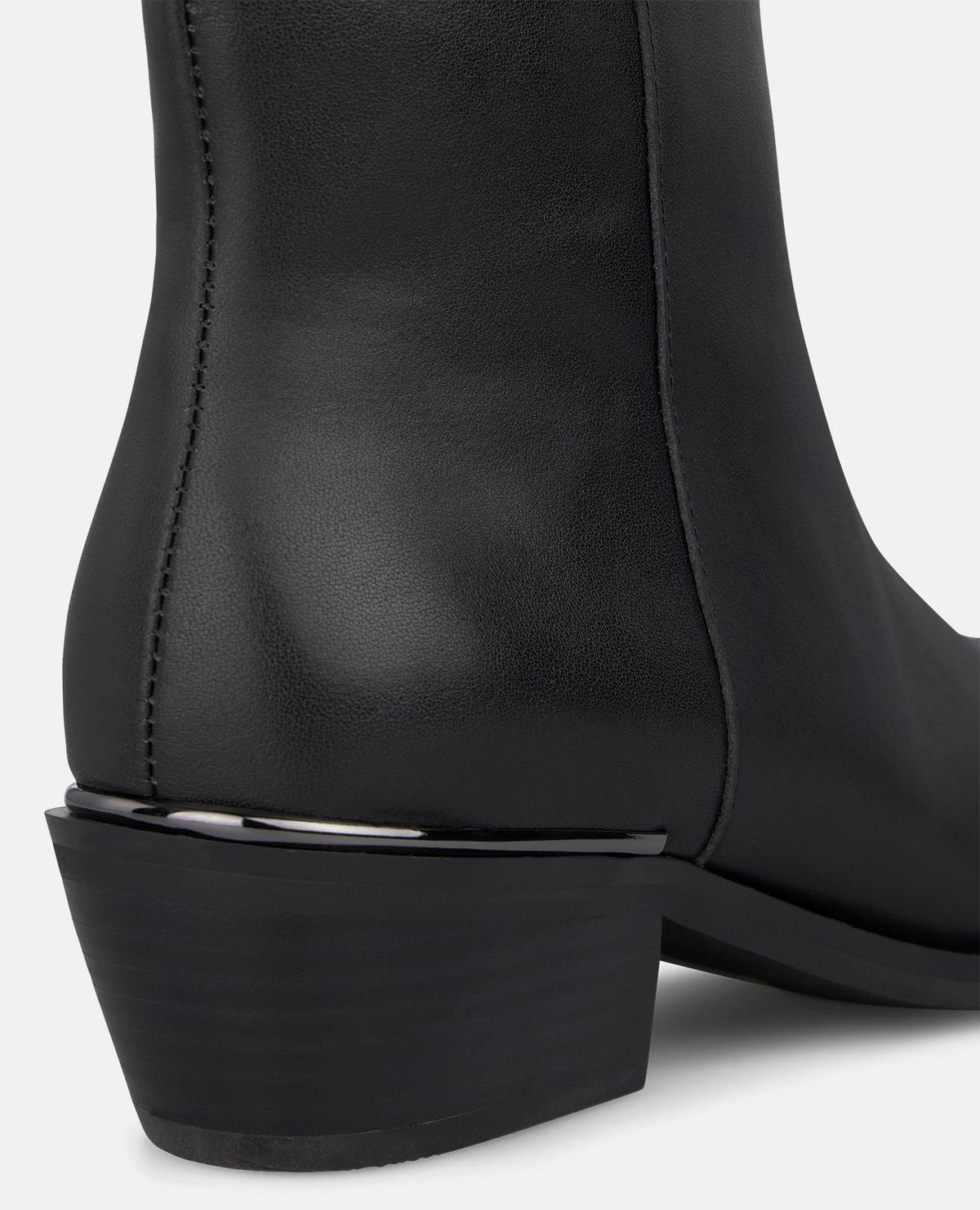LEATHER ANKLE BOOTS WITH A ZIPPER CLOSURE