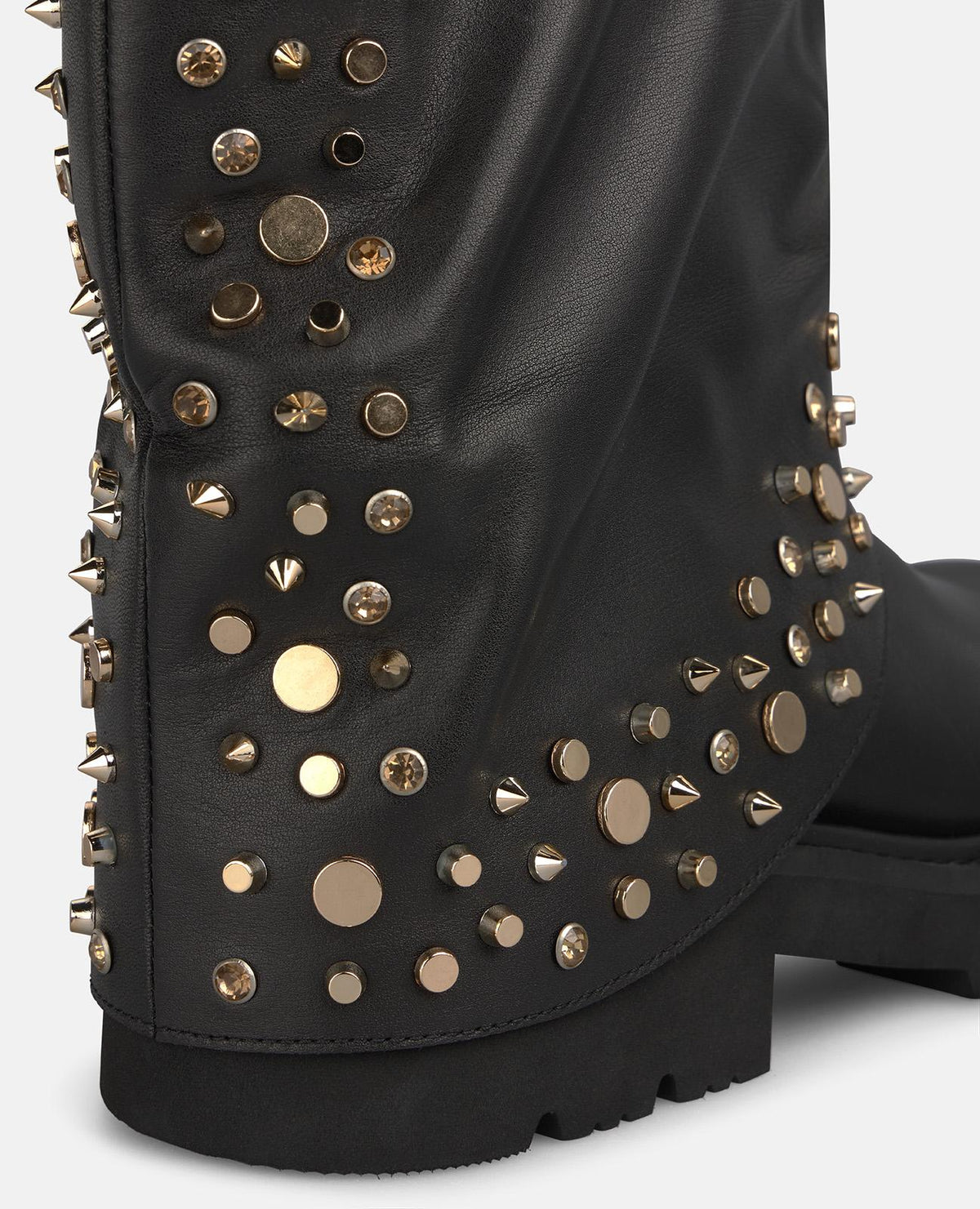 BOTA MILITAR DE NAPA CON TACHAS METÁLICAS