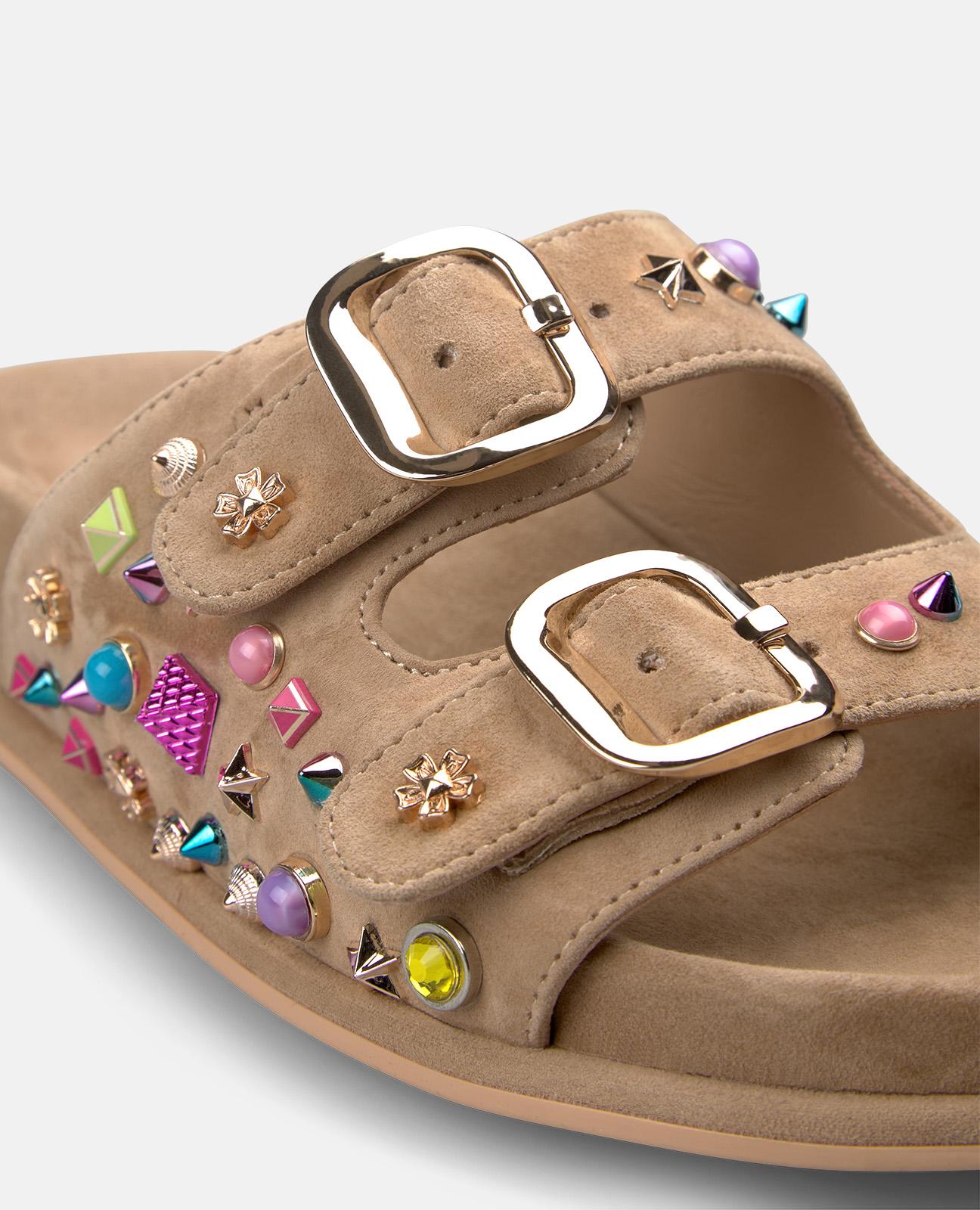 SANDALIA HEBILLAS CON TACHAS MULICOLOR