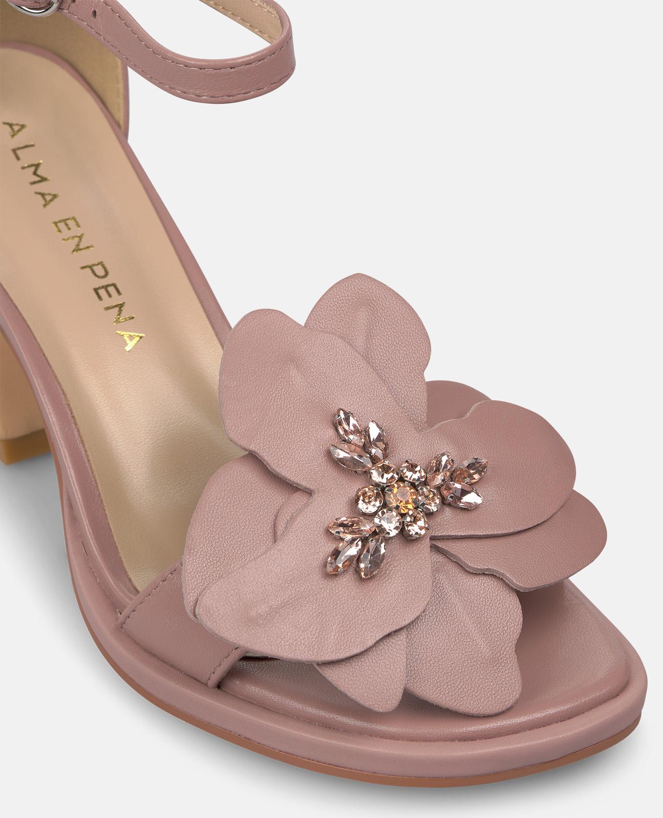 SANDALIA CON FLOR DELANTERA
