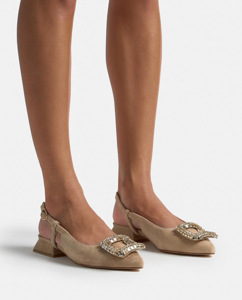 CHAUSSURE PLATE DE TYPE BROGUE