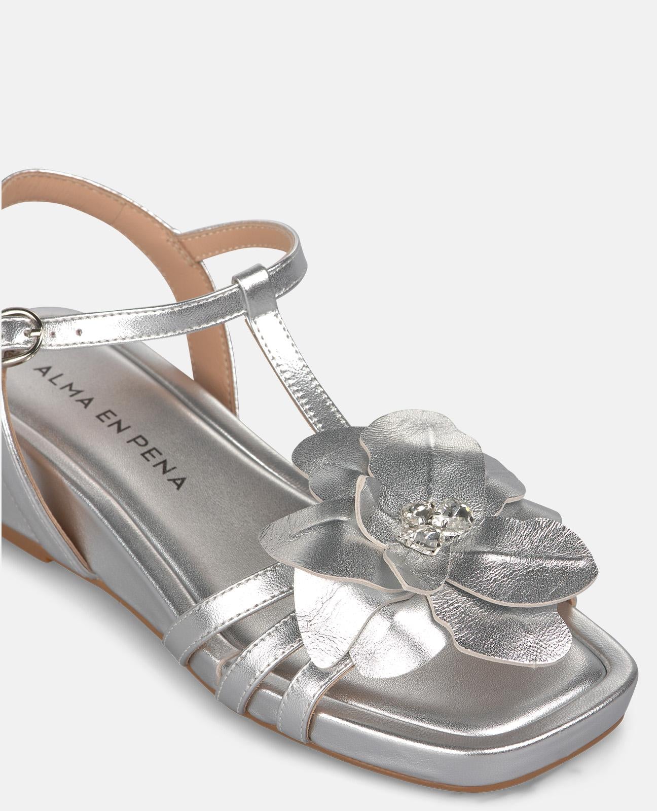 Sandália de salto em cunha com detalhe floral