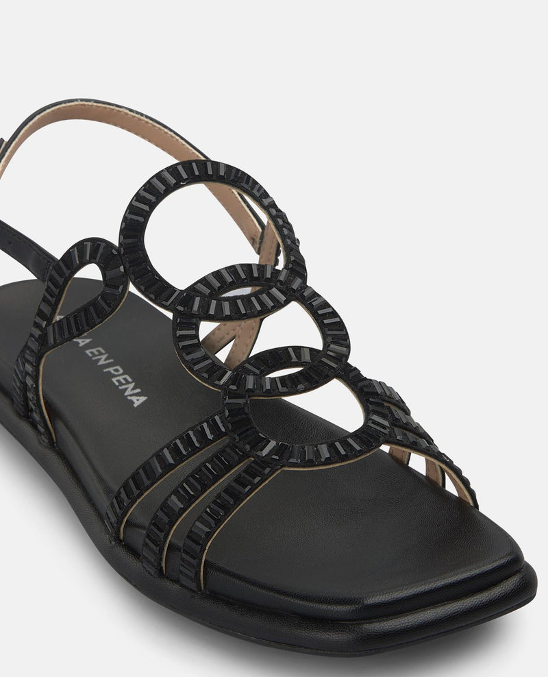 Sandálias rasas com tiras entrelaçadas
