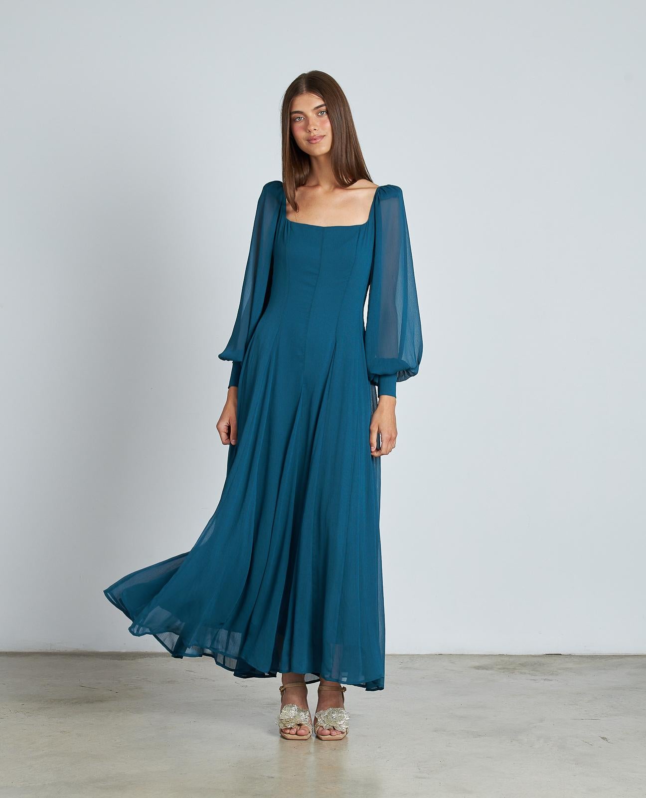 VESTIDO COMPRIDO COM MANGAS BUFANTES