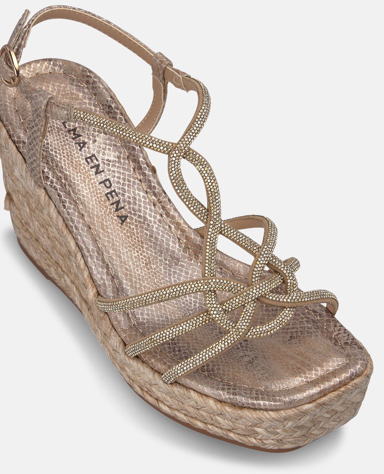 SANDALIA DE PLATAFORMA CON TIRAS ENTRELAZADAS