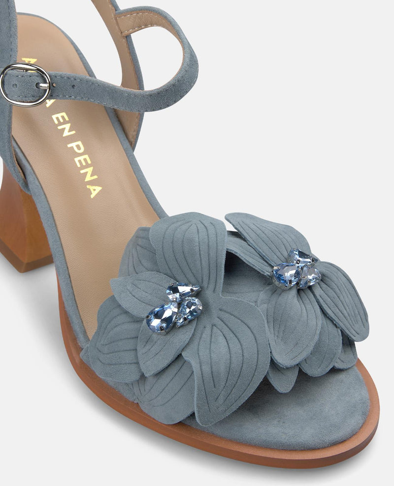 SANDÁLIA COM DETALHE DE FLOR E SALTO DE MADEIRA