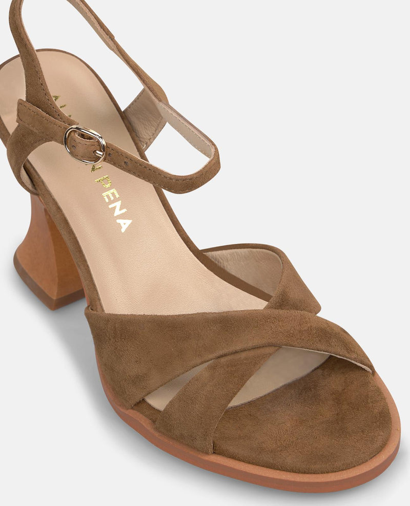 SANDÁLIA COM SALTO DE MADEIRA