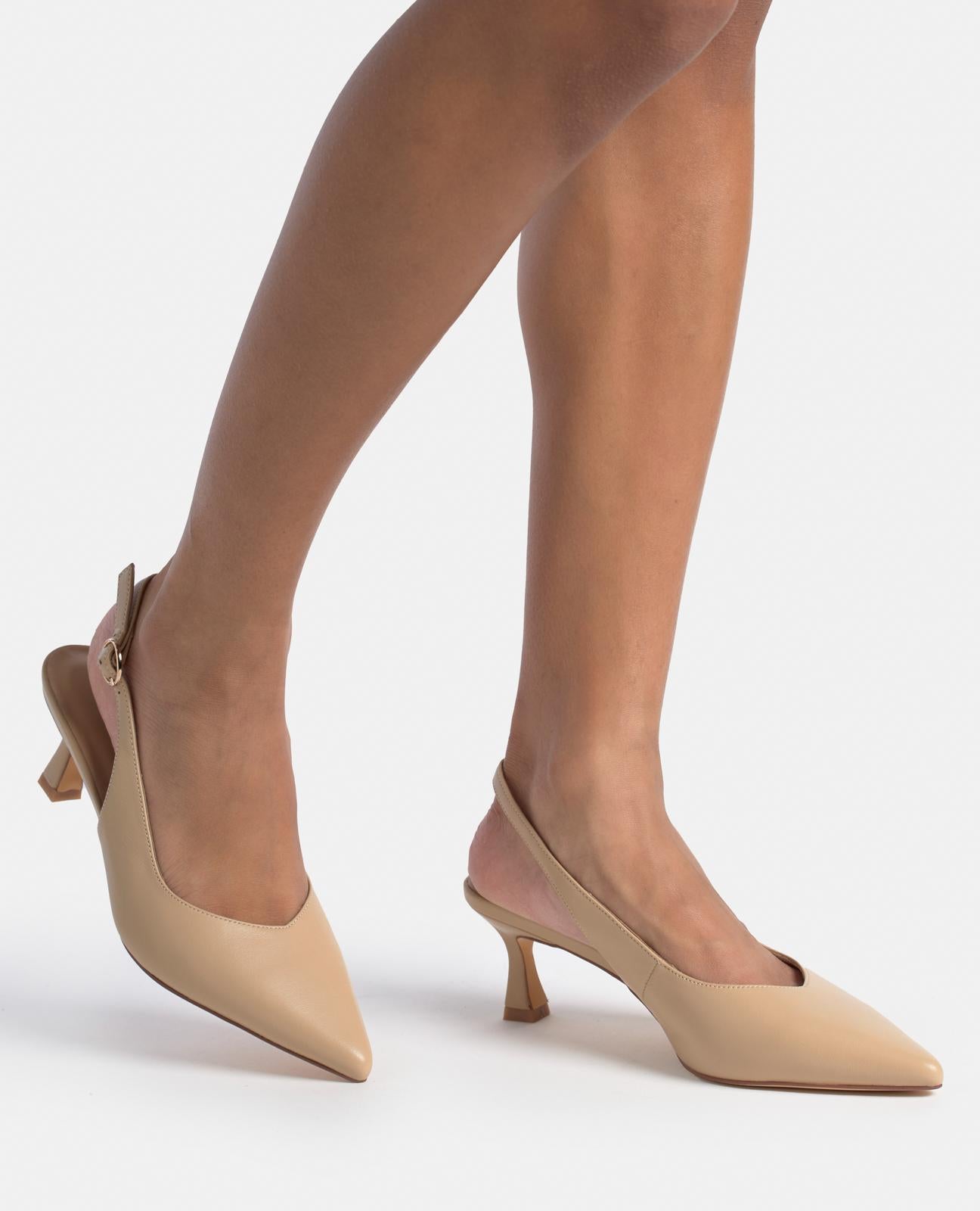 SCHUHE MIT KITTEN-ABSATZ