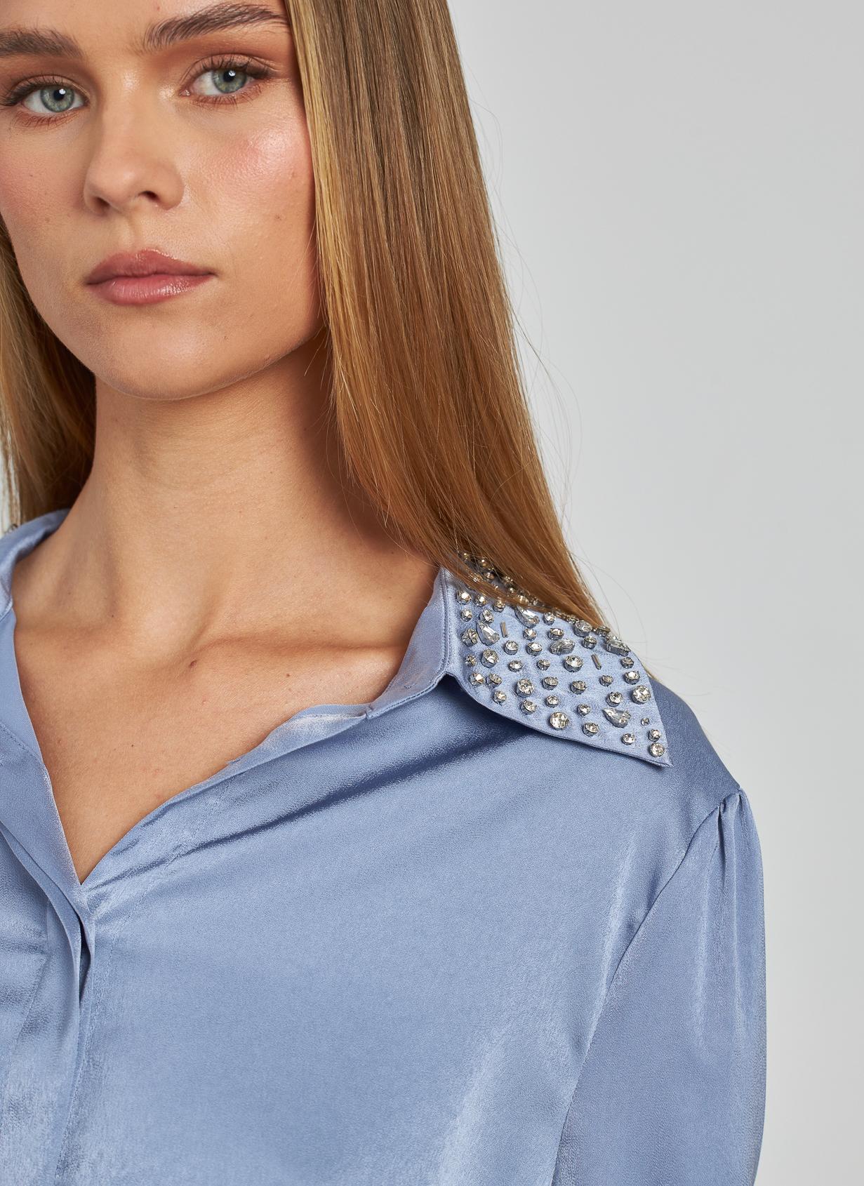 CAMISA EFECTO SATINADO PEDRERÍA