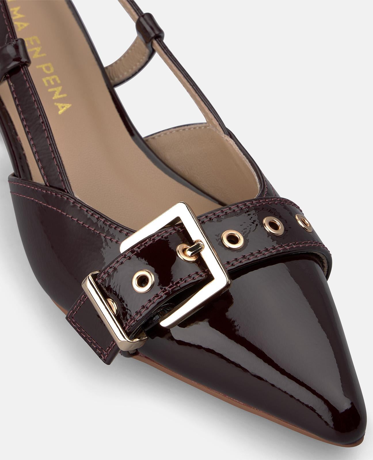 ZAPATO DESTALONADO DE CHAROL CON HEBILLA