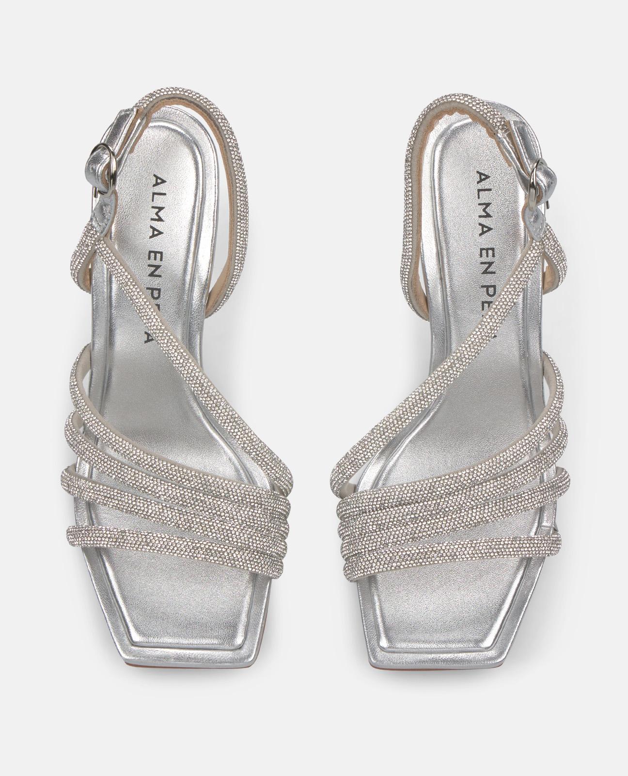 SANDALE MIT GEKREUZTEN RIEMEN UND STRASSSTEINEN