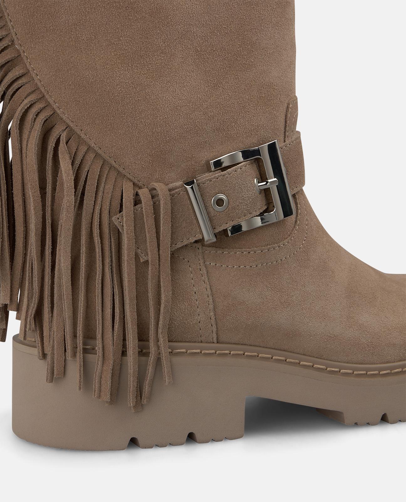 BOTA DE PIEL CON FLECOS