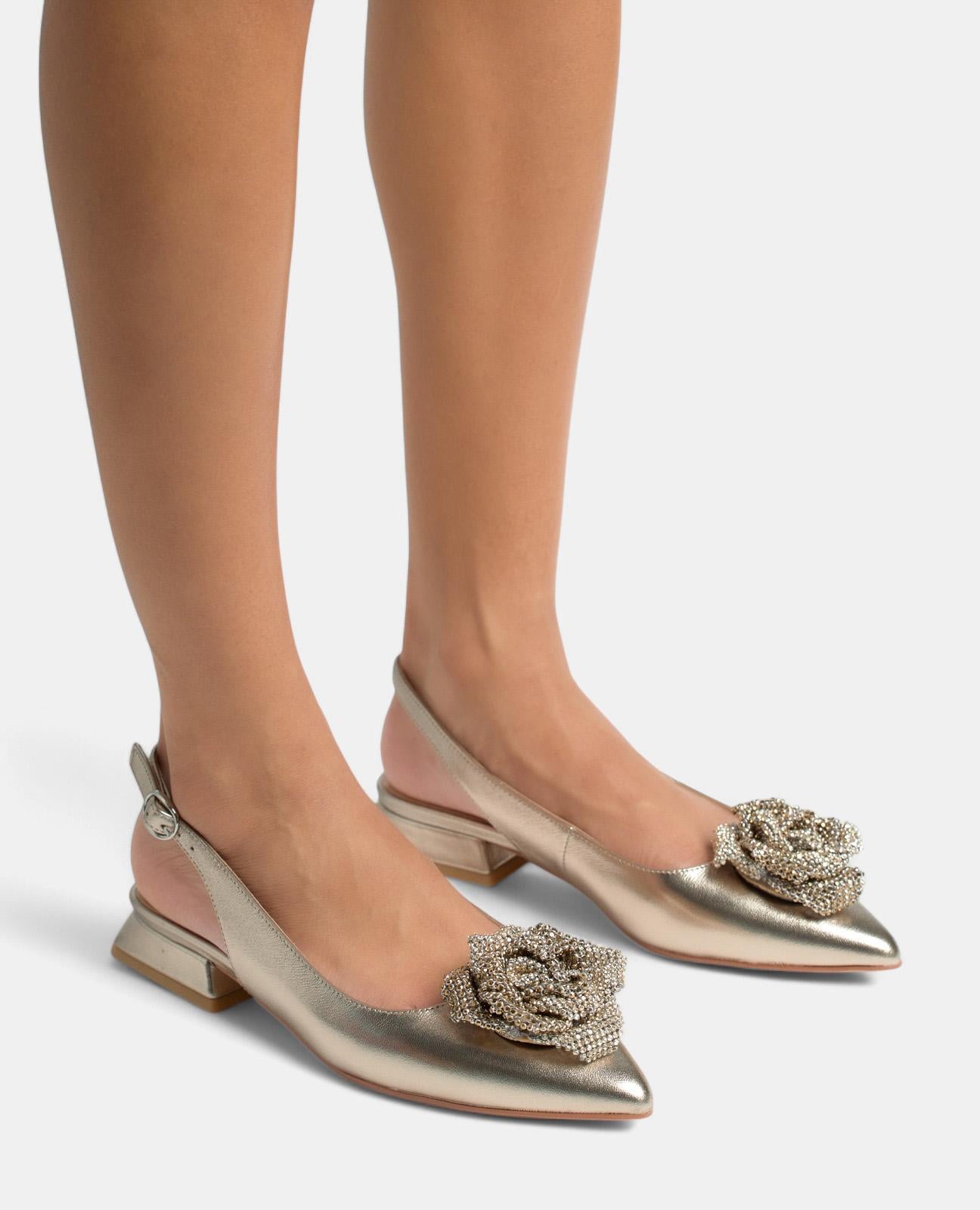 FLACHER SCHUH MIT BLUME