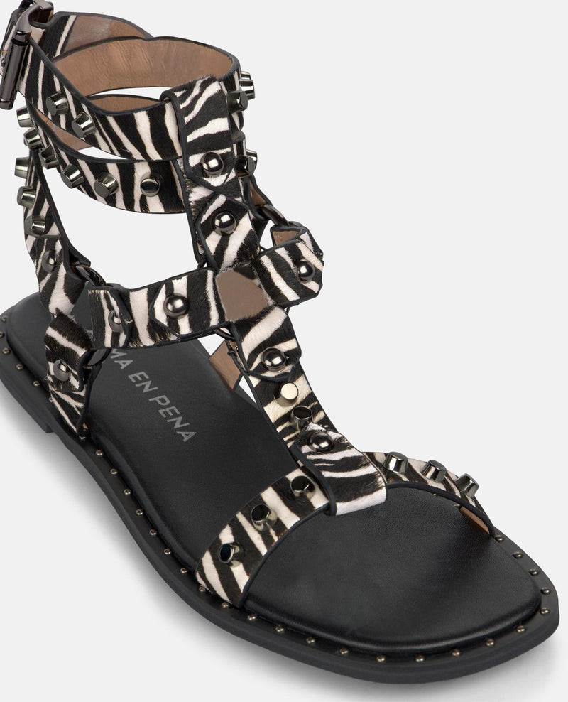 SANDÁLIA ESTILO GREGO COM TACHAS