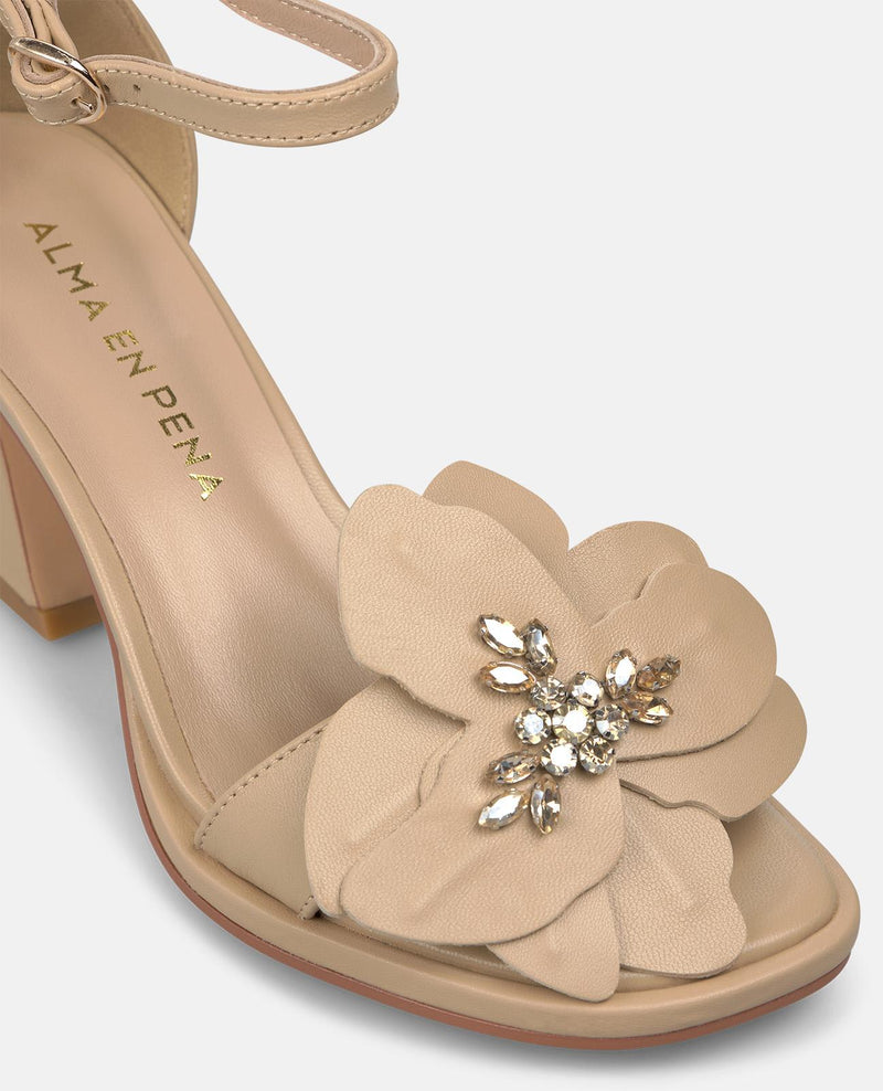 SANDALIA CON FLOR DELANTERA