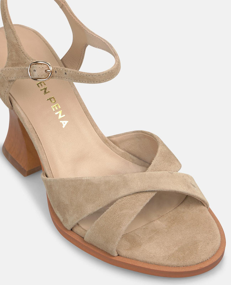 SANDÁLIA COM SALTO DE MADEIRA