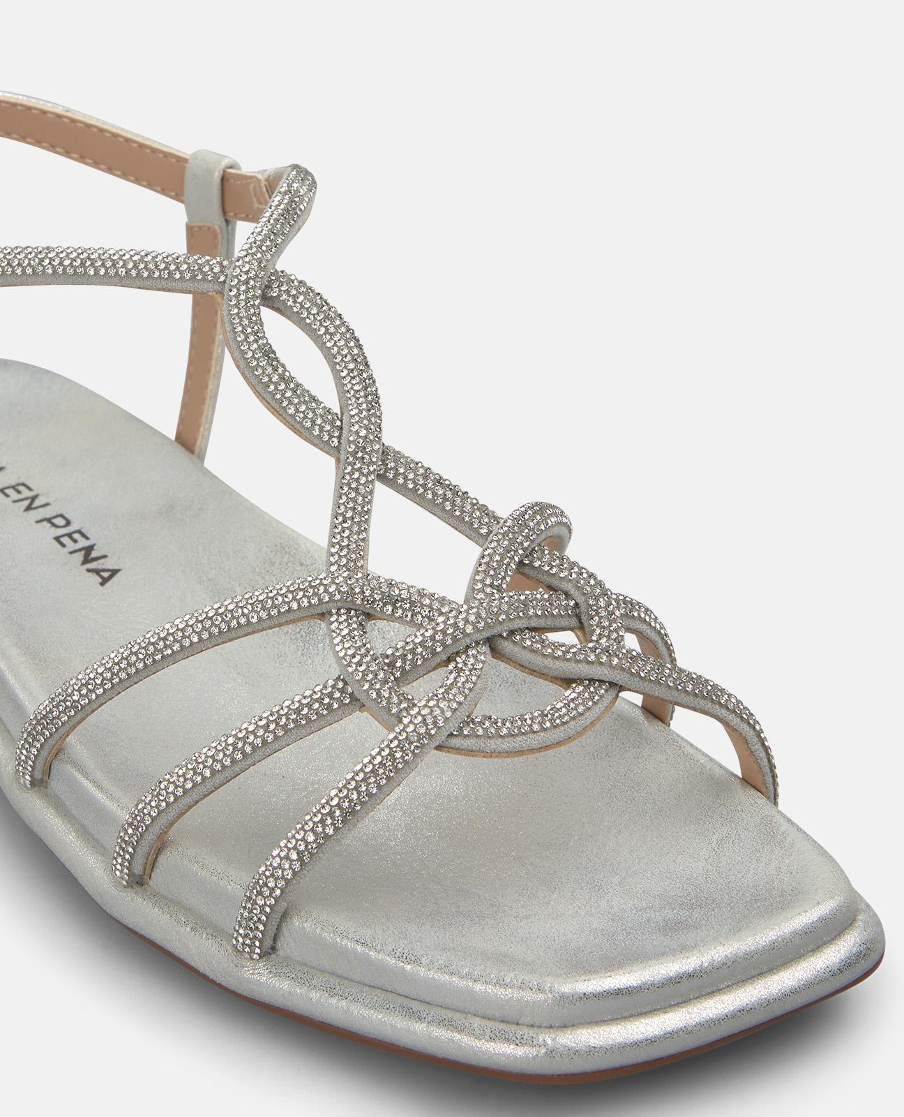 SANDALIA PLANA CON TIRAS METALICAS