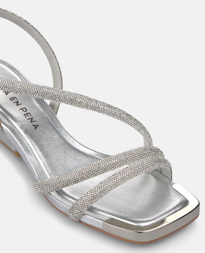 SANDALIA TRES TIRAS TUBULARES