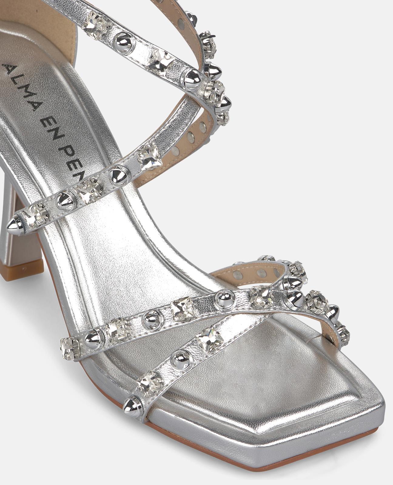 SANDALIA DE TACON TACHUELAS