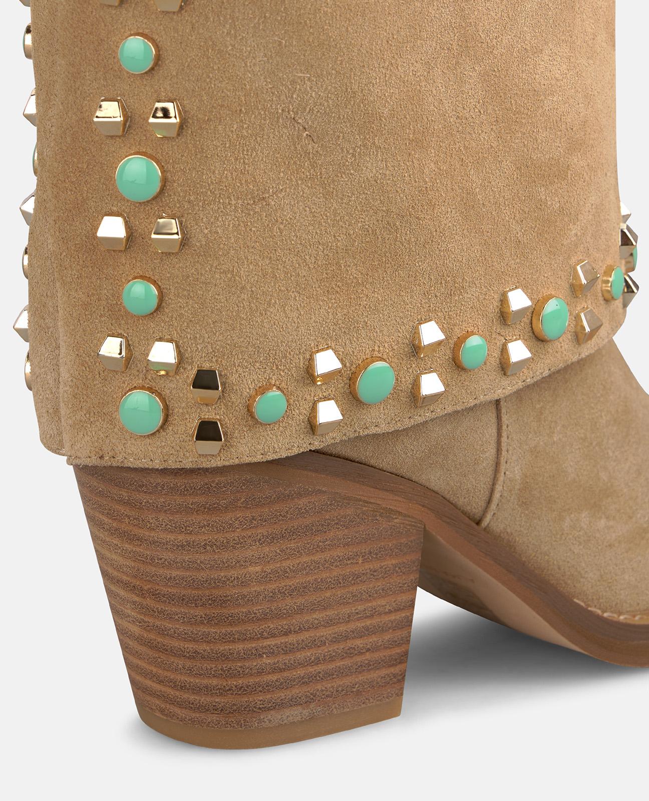 BOTA COWBOY DE ANTE CON PEDRERÍA Y TACHAS