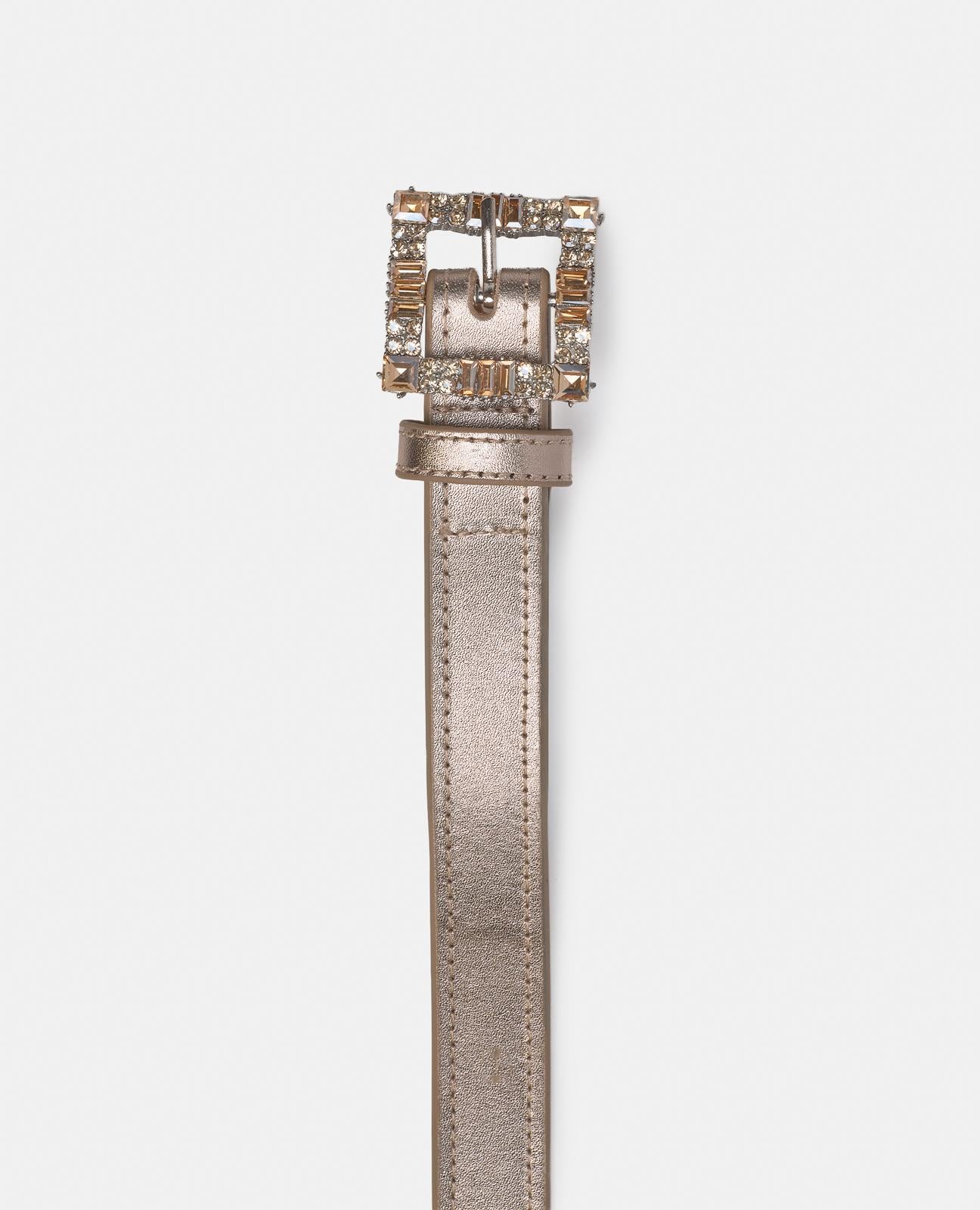 BELT WITH BUCKLE DETAIL