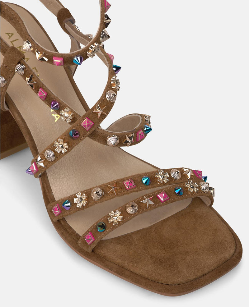 SANDALIA CON TACHAS DE COLORES