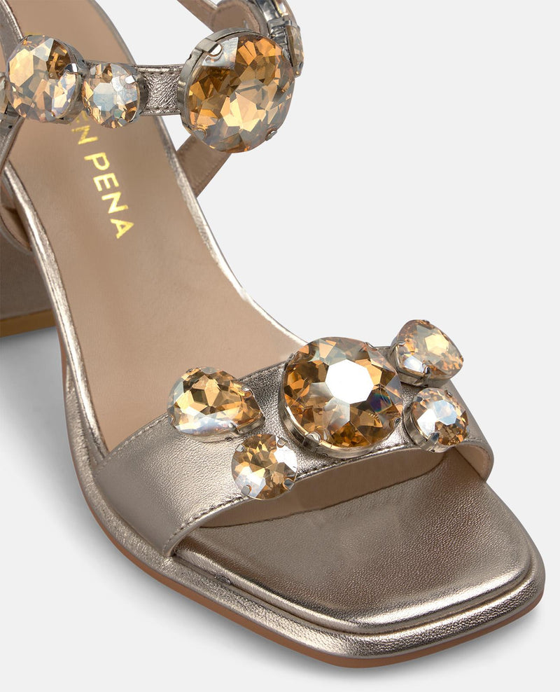 SANDALIA CON PEDRERIA EN LAS TIRAS