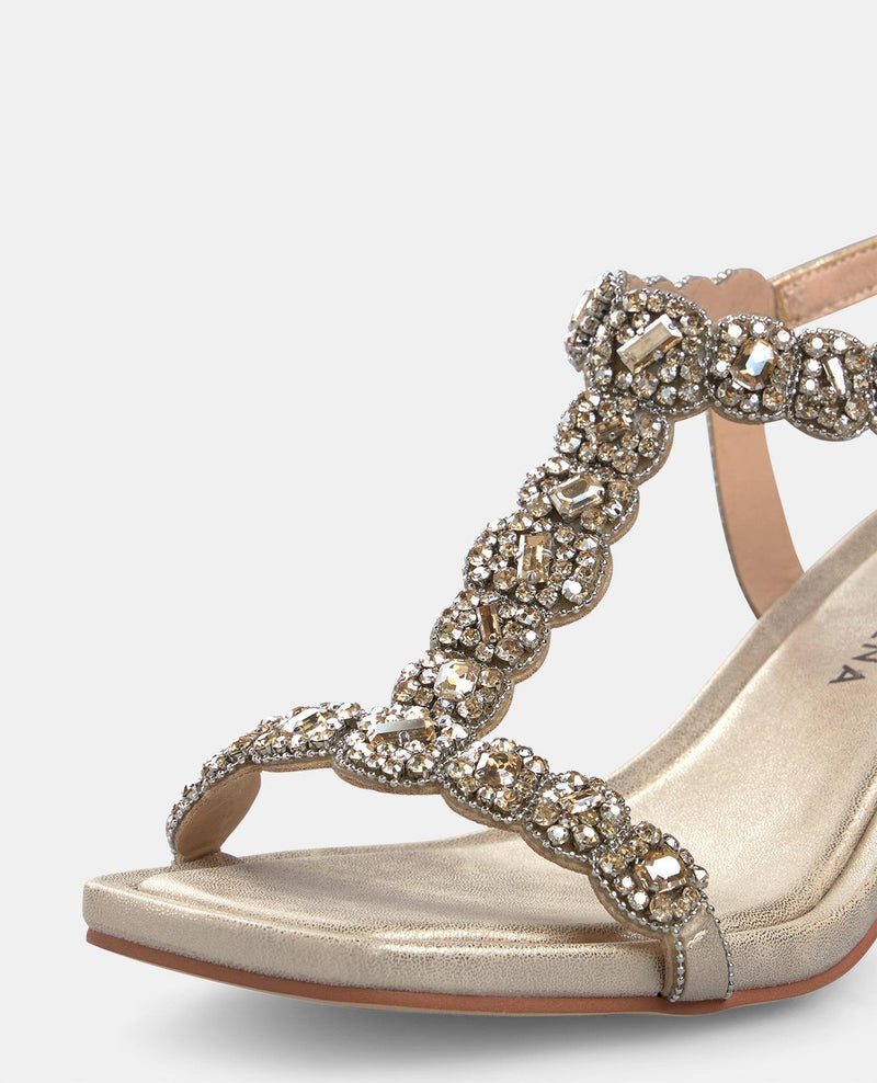 SANDÁLIA COM PORMENORES DE STRASS NO CALCANHAR