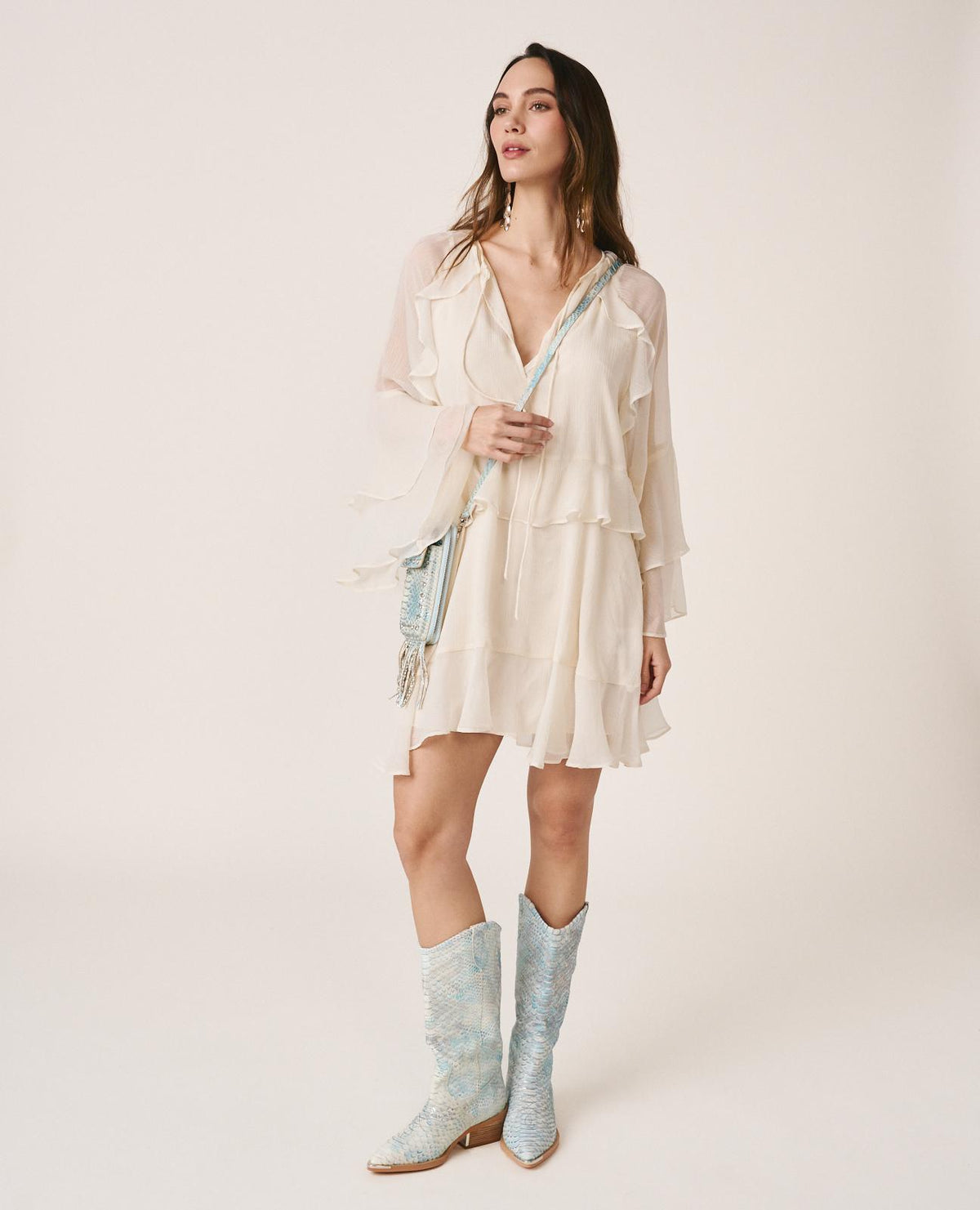 VESTIDO COM MANGAS FLUTUANTES