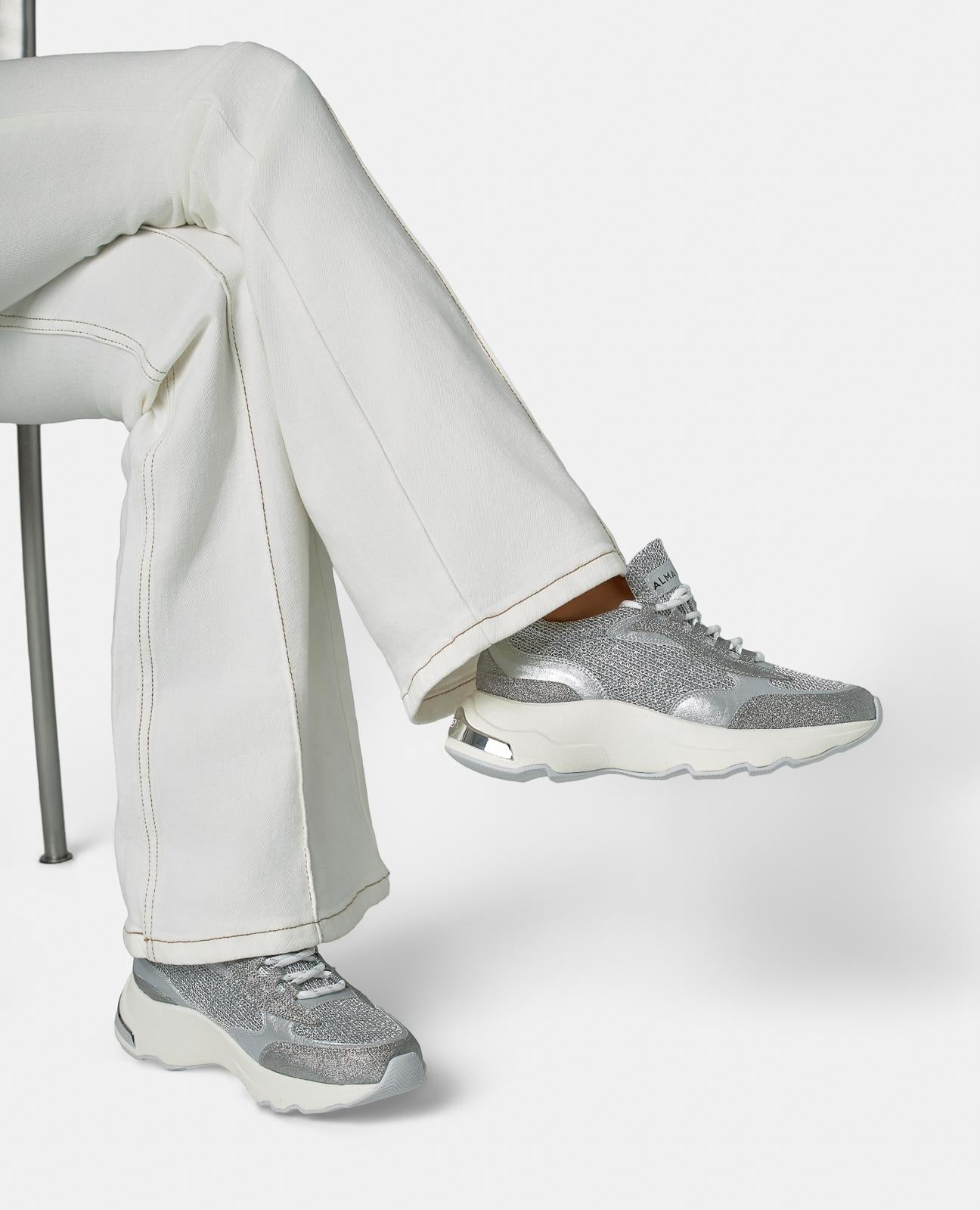 DEPORTIVA CON PLATAFORMA DETALLES METALICOS